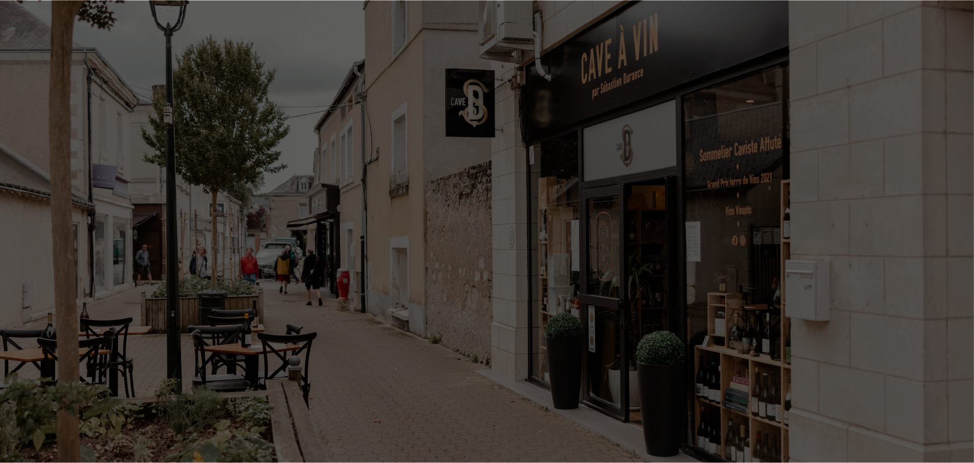 Un présentoir a vins et spiritueux dans l'enceinte de la cave Sébastien Durance