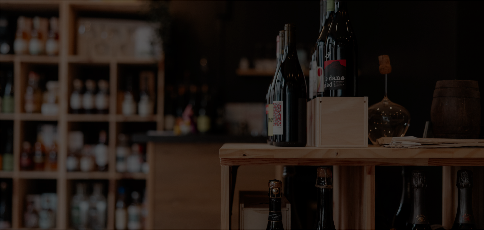 Un présentoir a vins et spiritueux dans l'enceinte de la cave Sébastien Durance